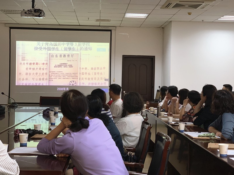 上图为:督导专家认真观看学院十五周年教学工作纪录片(1)_副本.jpg 上图为:督导专家认真观看学院十五周年教学工作纪录片(1)_副本.jpg